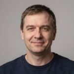 Улыбающийся клиент Марк, пользователь мобильного приложения онлайн-казино 11 Winner Casino