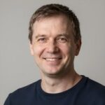 Улыбающийся клиент казино 11 Winner с мобильным приложением для игры в слоты онлайн