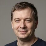 Улыбающийся клиент Джулиан делится своим положительным опытом использования мобильного приложения 11 Winner Casino